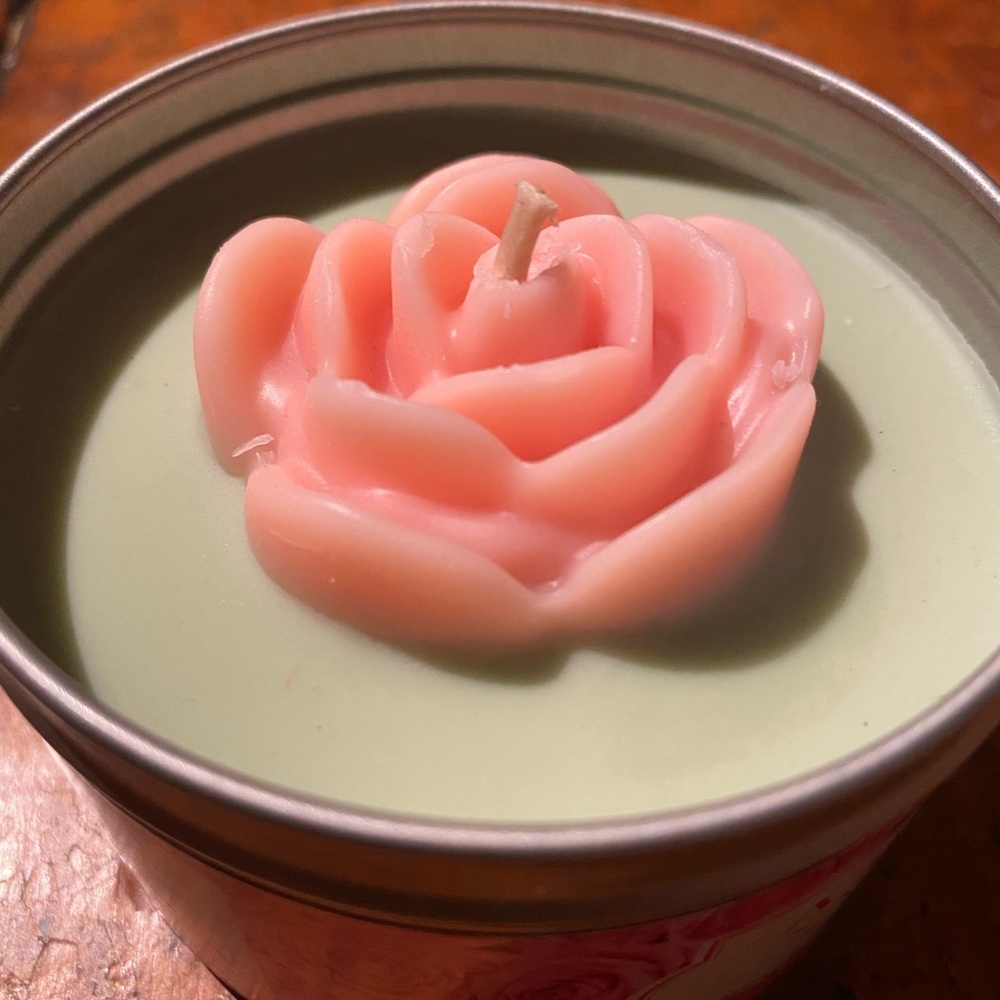 Natural soy rose candle